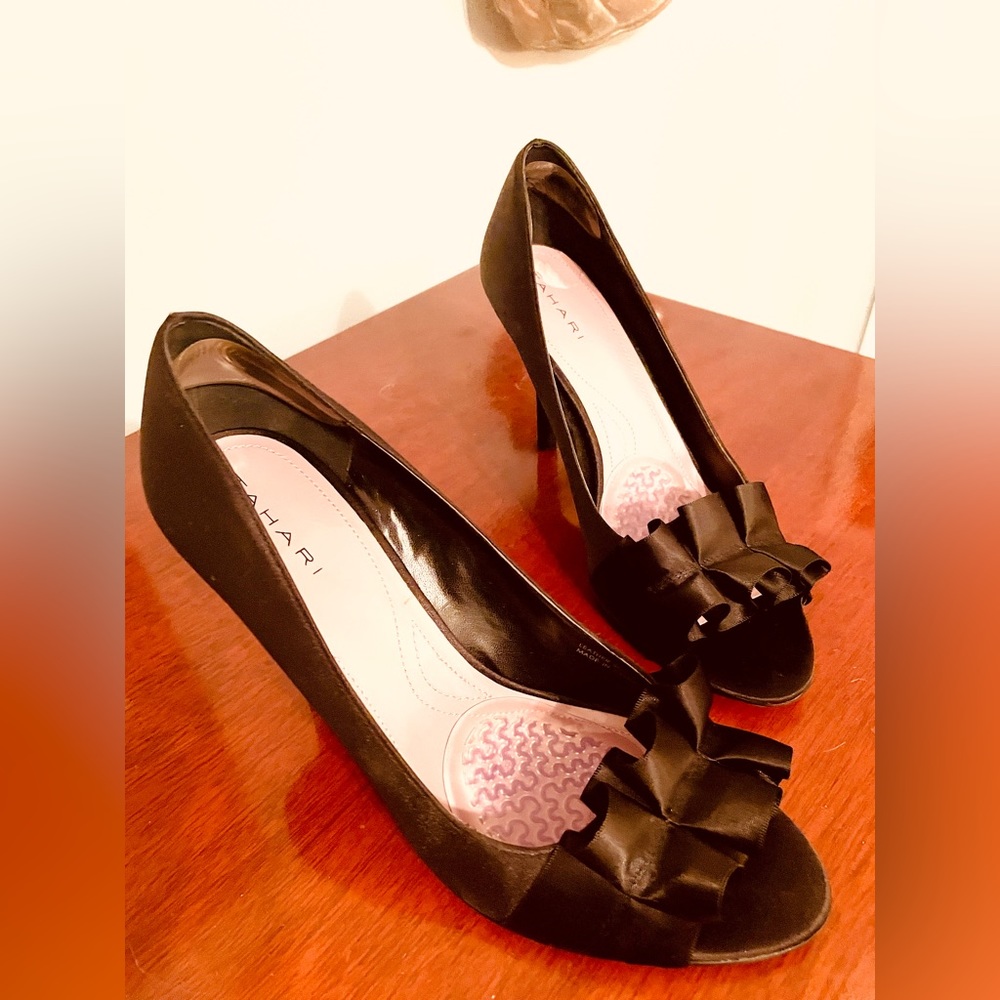 Tahari black satin ruffle dress shoe